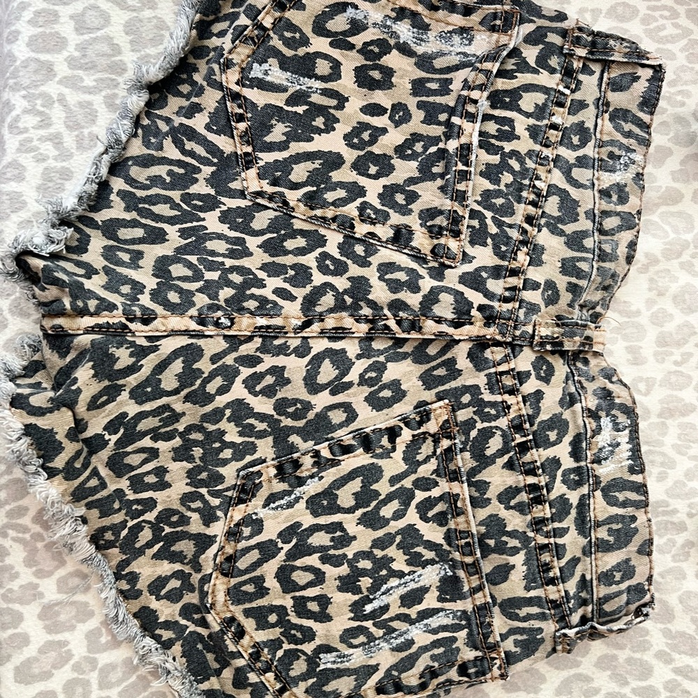Leonard shorts with taupe ribbon stipe down the side - Picture 7 of 7